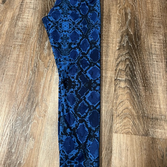 Lululemon size 6 tights - shinier material- higher waist- good for tummy - Picture 2 of 4